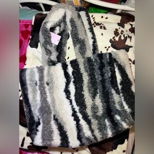 ✨BRAND NEW WILD FABLE FUZZY TOTE✨